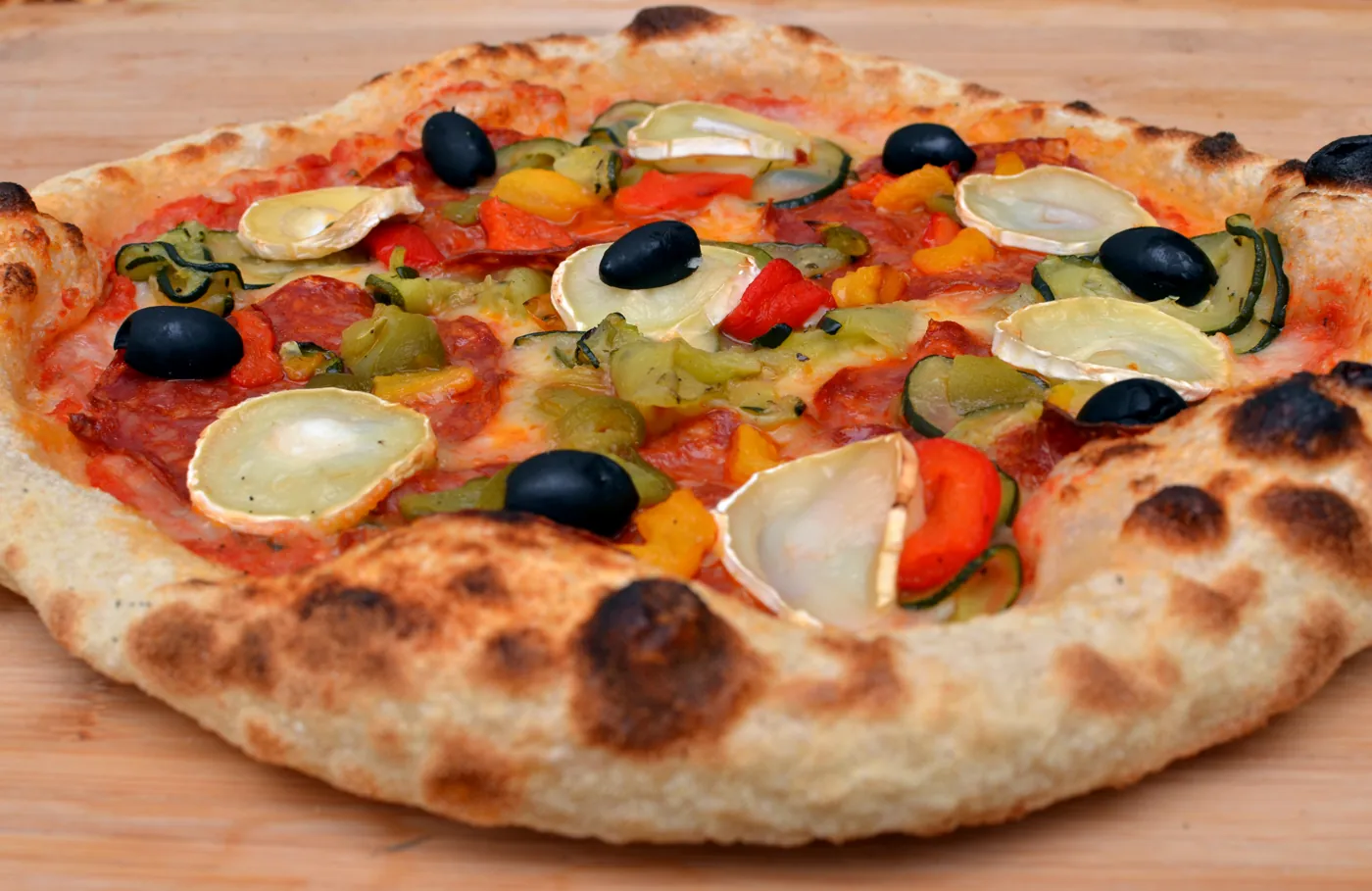 Pizza garnie de légumes et olives